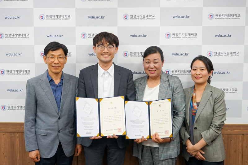 왼쪽부터 김윤철 총장, 채승재 졸업생, 박길자 졸업생, 최은지 입학협력처장