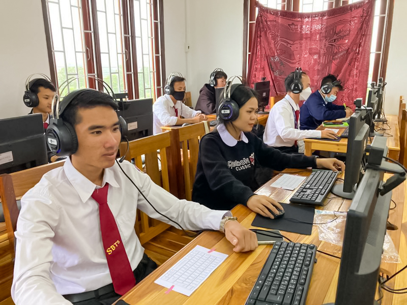 화상 형식으로 한국어 수업을 받는 라오스 삼동백천기술직업학교 학생들2