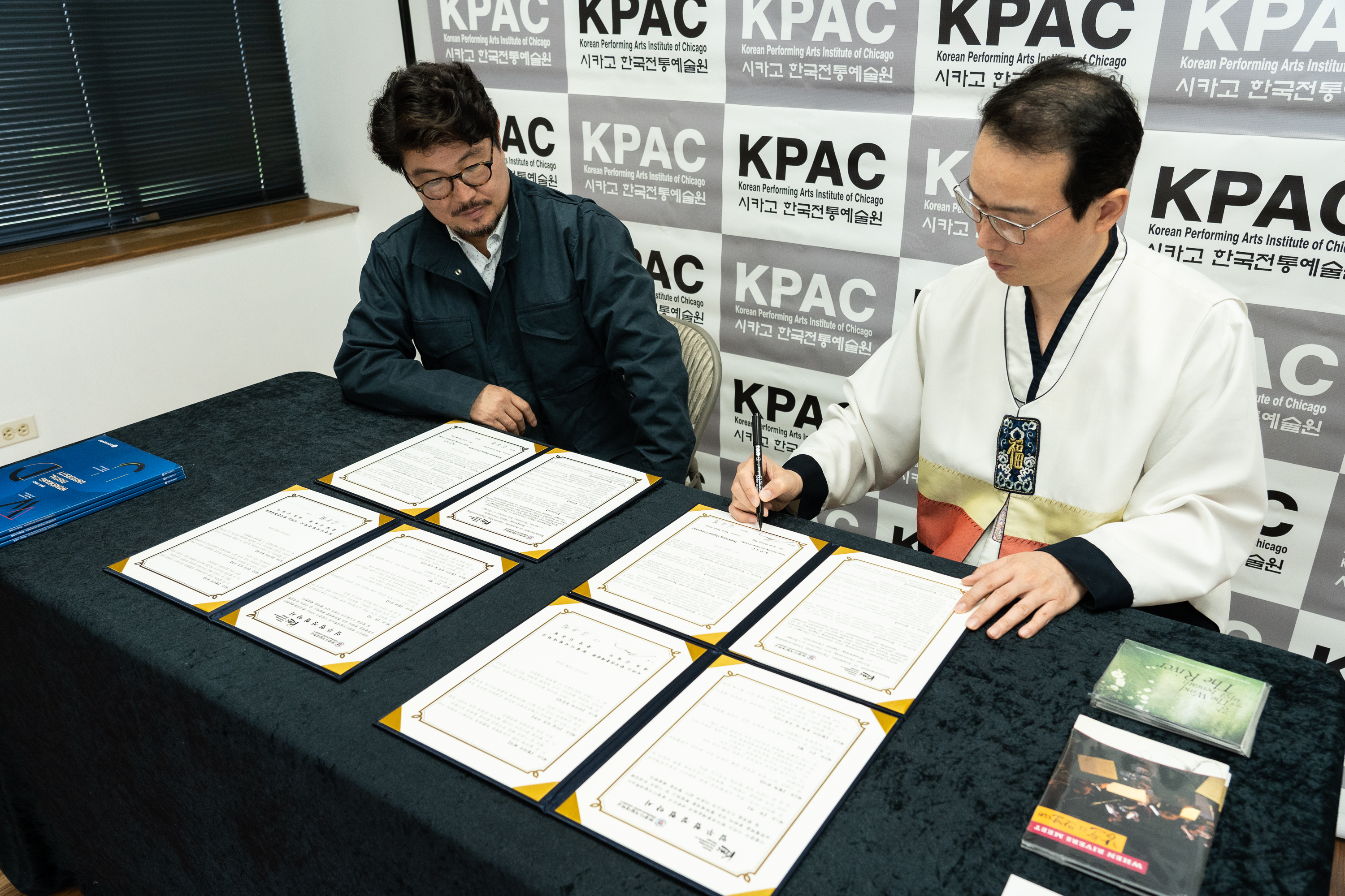 협약서 서명하는 모습