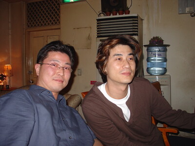 고 주재연(오른쪽)연출감독과 김동원(왼쪽)교수