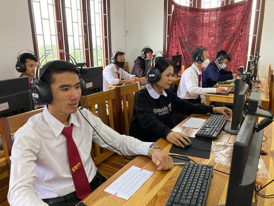 화상수업 듣는 라오스 학생들