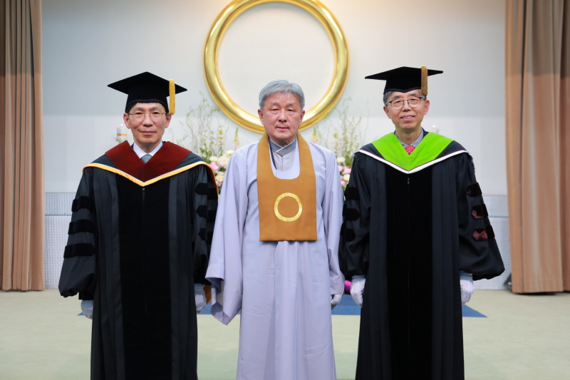 왼쪽부터 김윤철 신임총장, 원광학원 성시종 이사장, 김규열 전 총장