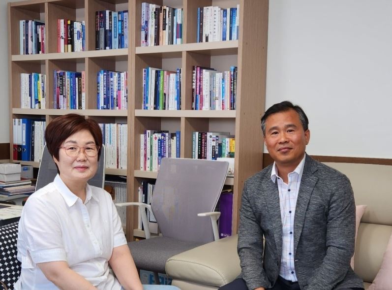 좌 유숙희 교수, 우 한국풍수신문 대표 지철 윤명선