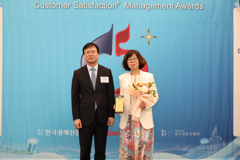 최윤희 대학원장(오른쪽)이 시상식에서 기념촬영을 하고 있다.