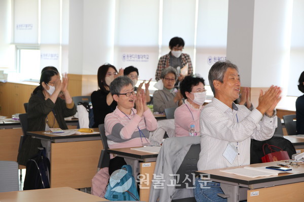 마음공부지도사 강연을 마친 후 박수를 보내는 학우님들