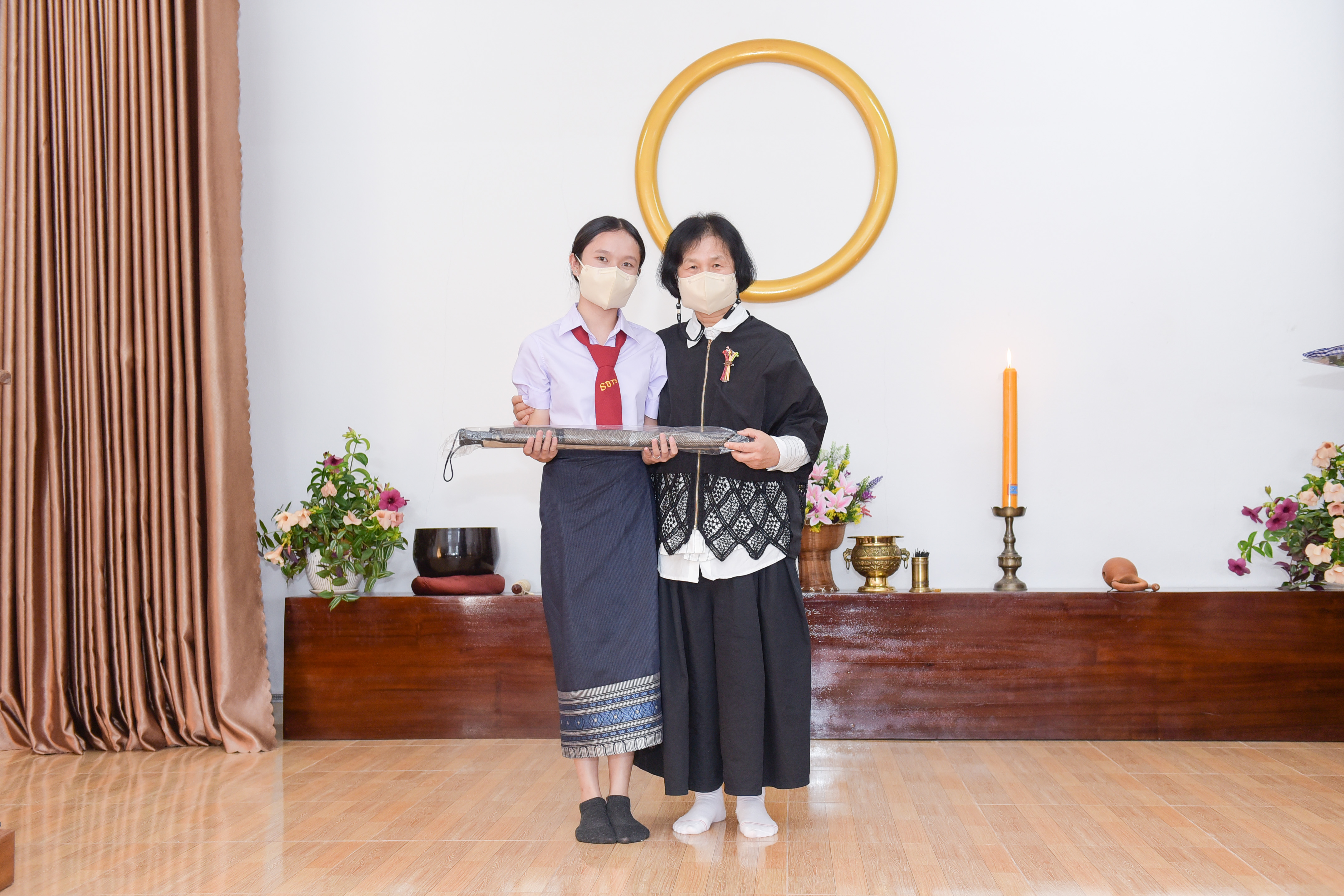 선물을 전달하는 서종순 입학협력처장