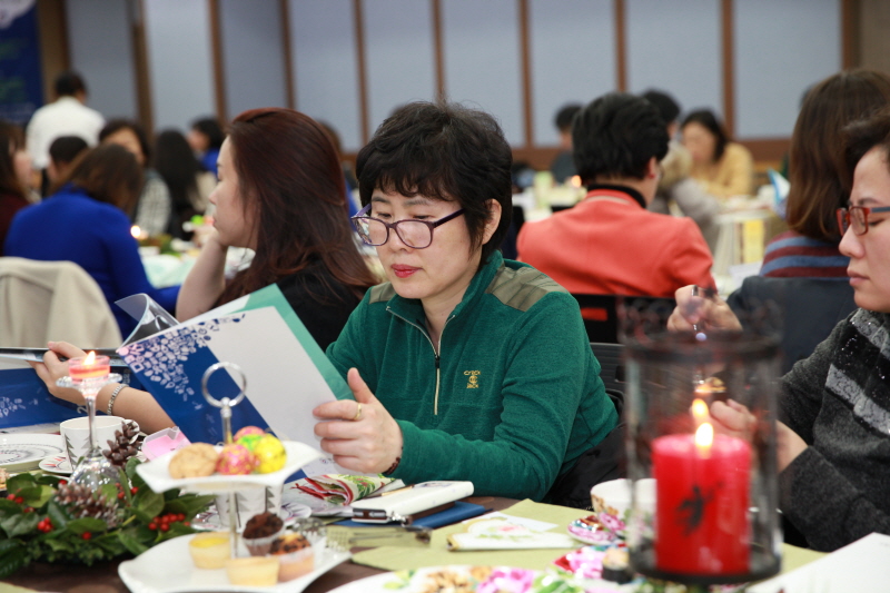 안내 책자를 보는 학생모습