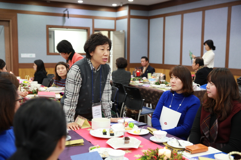 송해경 교수가 지원자들에게 설명하고 있는 모습