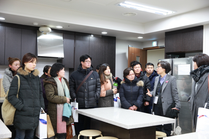 한방건강학과 조리실습실을 둘러보는 지원자들