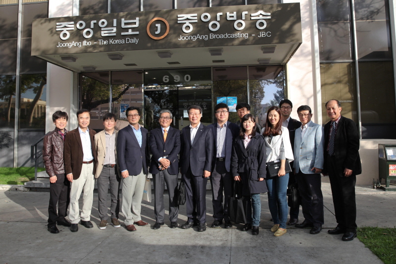 중앙일보 건물 앞에서 찍은 단체사진