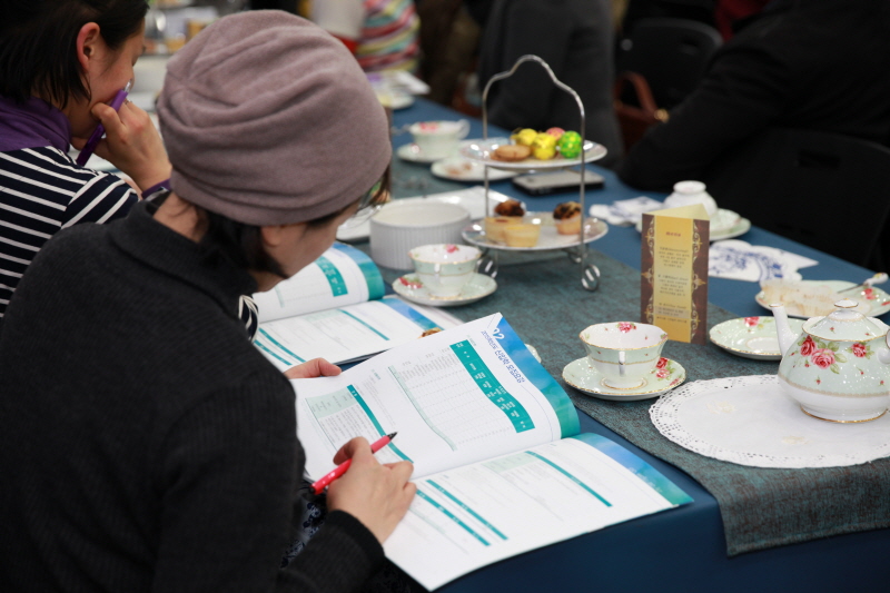 모집요강을 보는 학생 모습