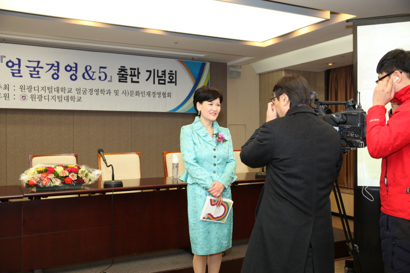 방송국 취재에 인터뷰하는 주선희 교수