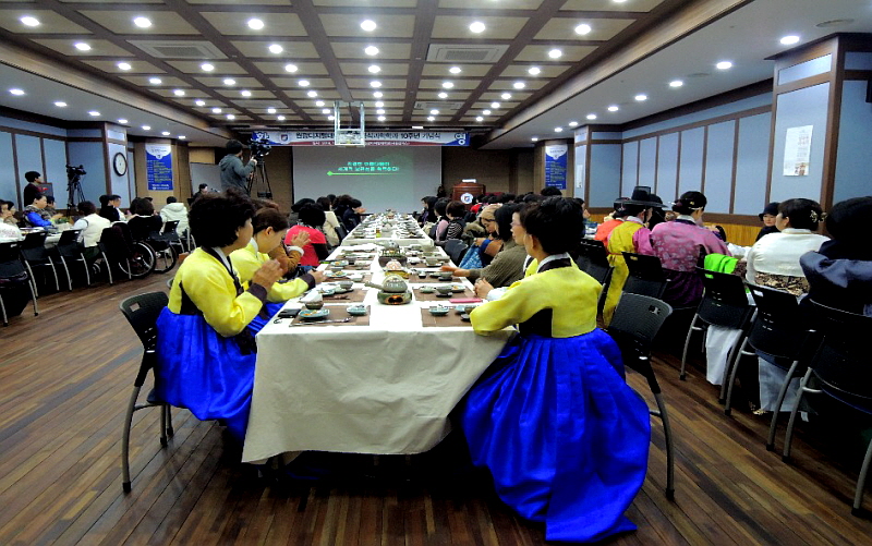 한국복식과학학과 10주년 기념식 준비중인 모습