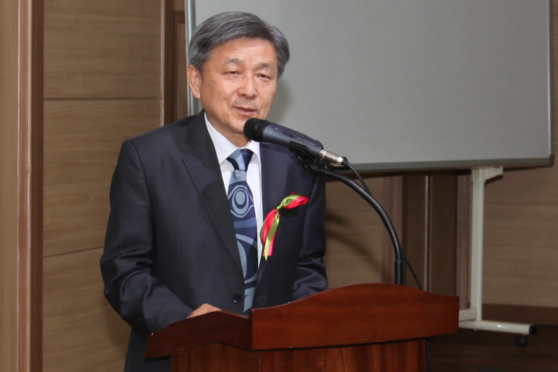 성시종 총장님의 축사모습