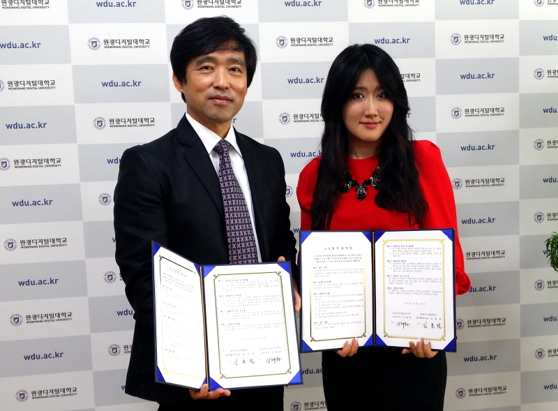 김효철 교수와 크리스챤쇼보 아시아 신채원 교육이사가 함께 찍은 사진