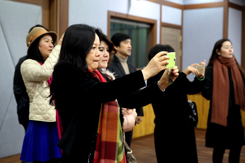 사진 촬영을 하는 중국 관계자들 모습