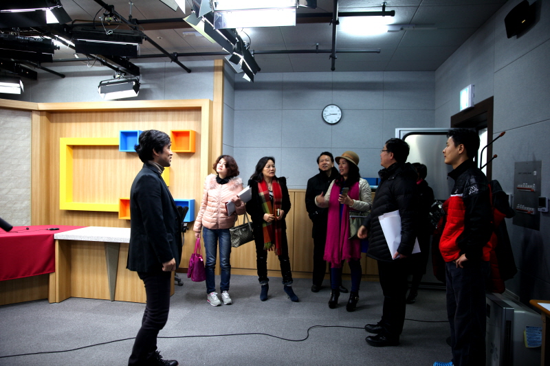 강의 촬영 스튜디오를 둘러보는 중국 미용 아카데미 관계자들 모습