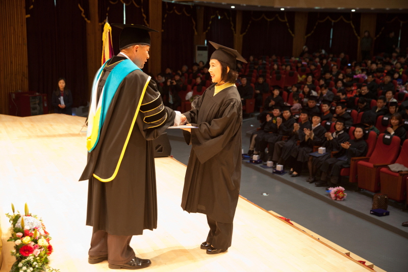 졸업스토리 공모전 우수상을 수상한 주영희씨 상패 수여