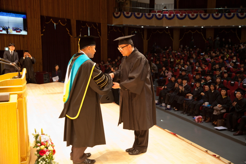 성시종 총장이 만학도 졸업생에게 축하 인사