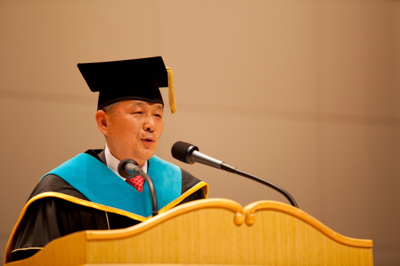 성시종 총장이 만학도 졸업생에게 축하 인사