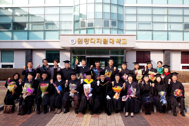 동양학과 졸업생 화이팅 모습