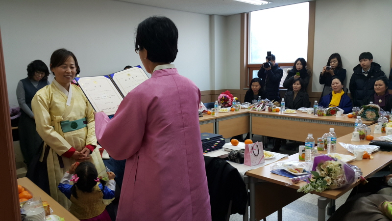 한국복식과학학과 졸업생 모임에서 학과장 지수현 교수 졸업장 수여