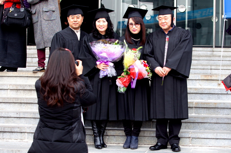 동문들과 함께 기념촬영