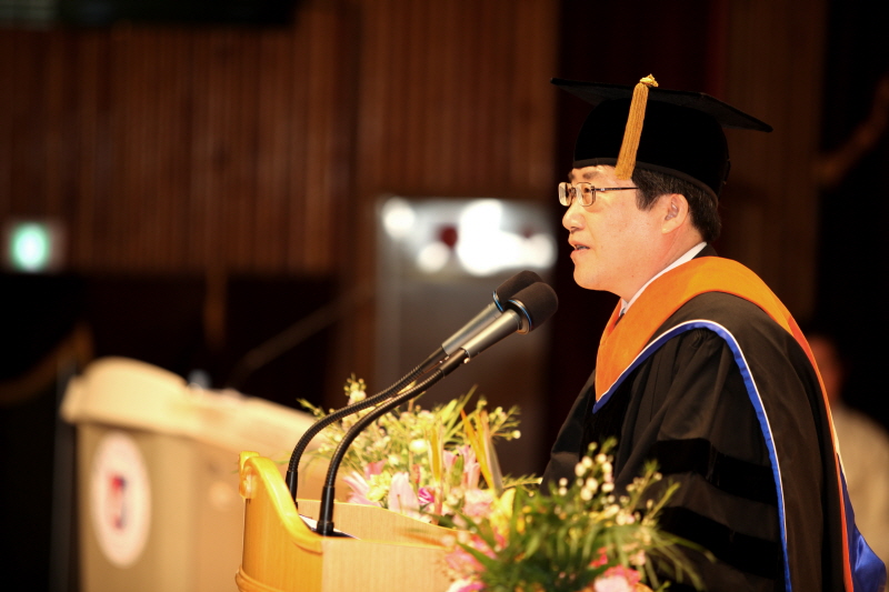 총장님 훈사 말씀하는 모습