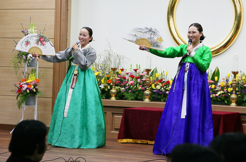 전통공연예술학과 학생들의 축하 공연