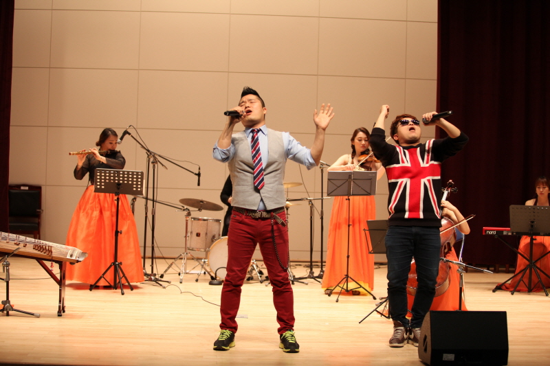 축하 공연의 열정적인 무대 모습