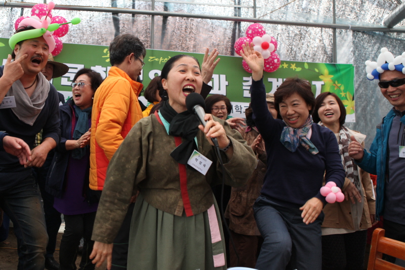 박성숙 씨가 노래하는 모습
