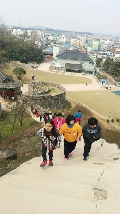 문화유적지 둘러보는 학생들 모습