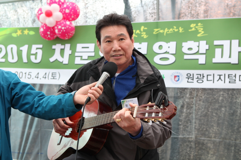 정수호 동문이 노래하는 모습