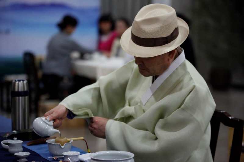 이진수 교수가 차를 따르는 모습