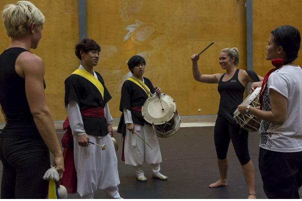 공연 준비하는 단원들 모습