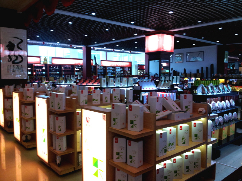 다양한 차가 전시된 모습