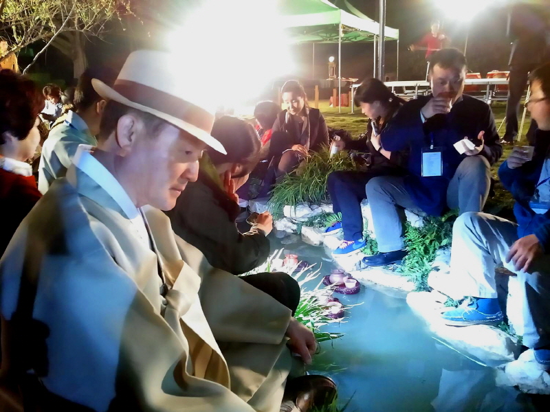 차를 마시는 학생들 모습