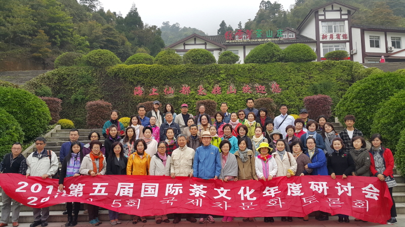 차문화경영학과 단체사진 촬영 모습