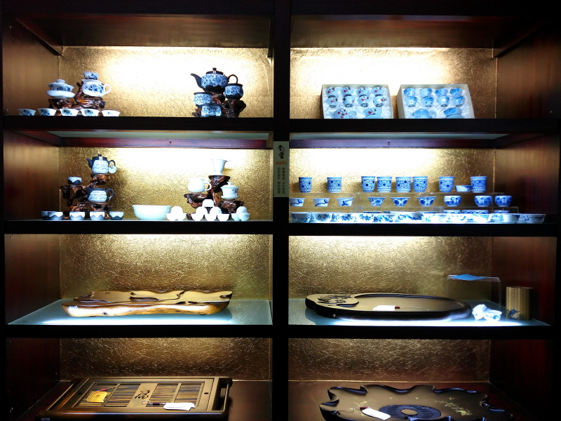 차 도구들이 전시된 모습