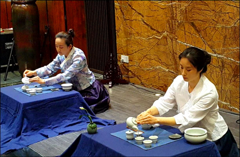 찻자리 선보이는 시범단