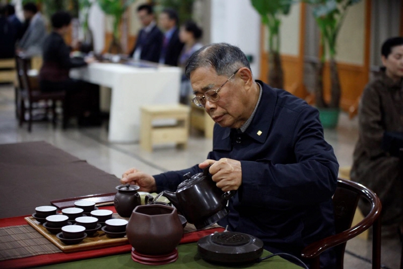 차를 따르는 참가자들 모습