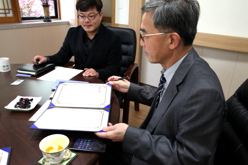 업무협약서에 사인하는 한국다문화타임즈 강상완 대표