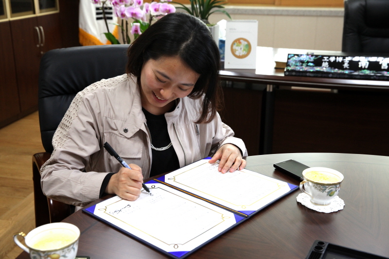 업무협약서 사인하는 한국어문화학과 최은지 교수