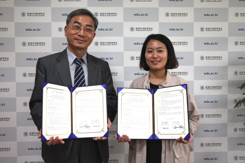 한국다문화타임즈 강상완 대표(좌)와 원광디지털대학교 한국어문화학과 최은지 교수(우)