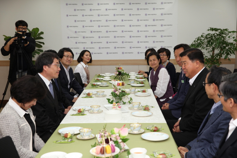 담소를 나누는 관계자들