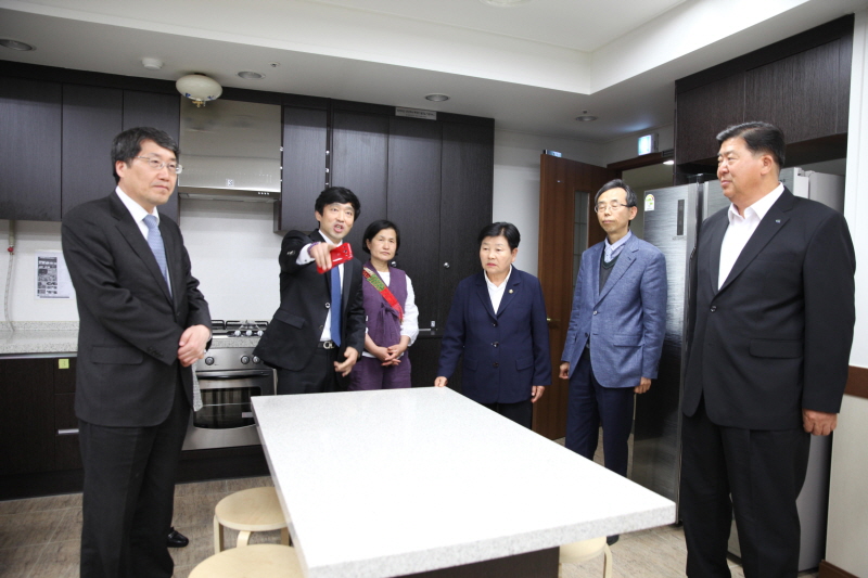 학교 조리실을 둘러보는 관계자들