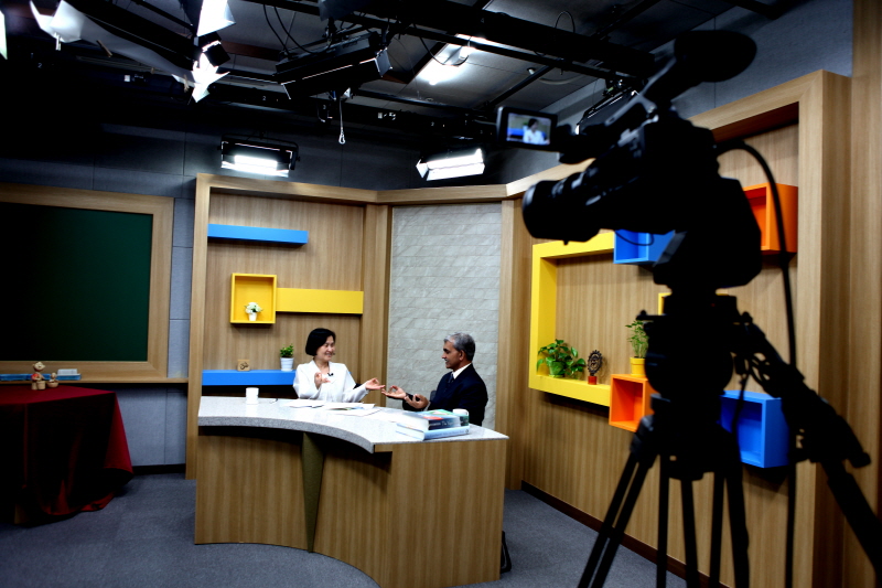 강의 촬영하는 크리슈나 교수