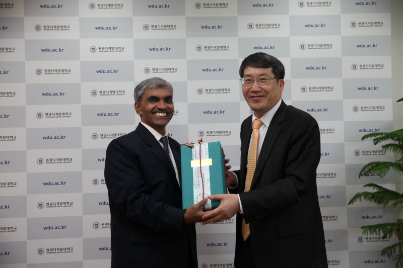 샤르마 교수에게 선물 전달하는 남궁문 총장