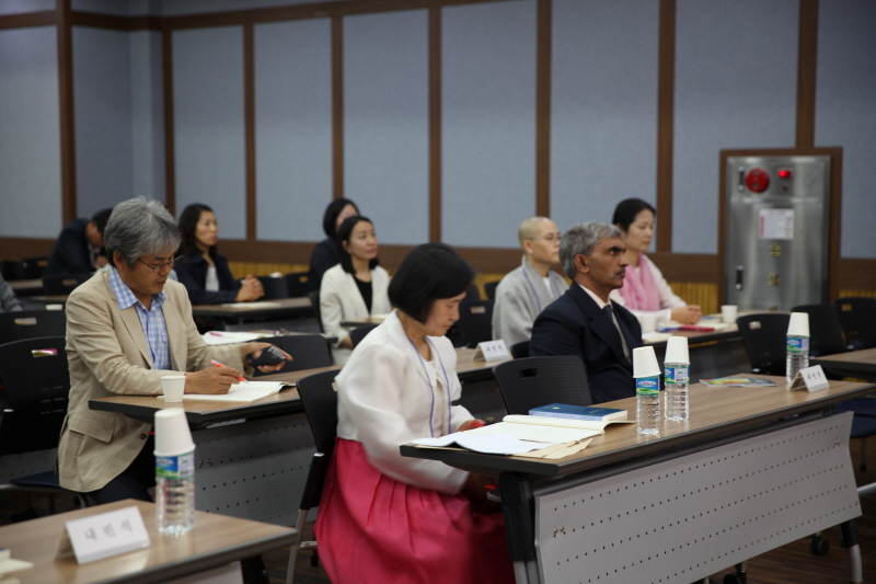 참가자들이 발표를 경청하는 모습