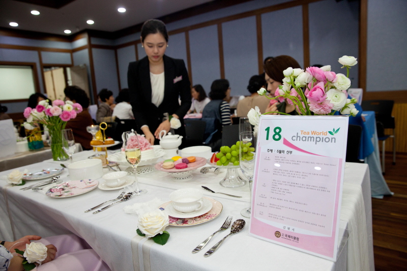 티테이블 세팅하는 학생 모습